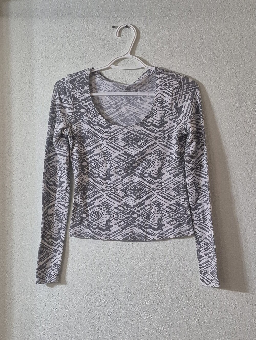 Mudd Long-Sleeve V-Neck Geometric Print Top - Gray & White